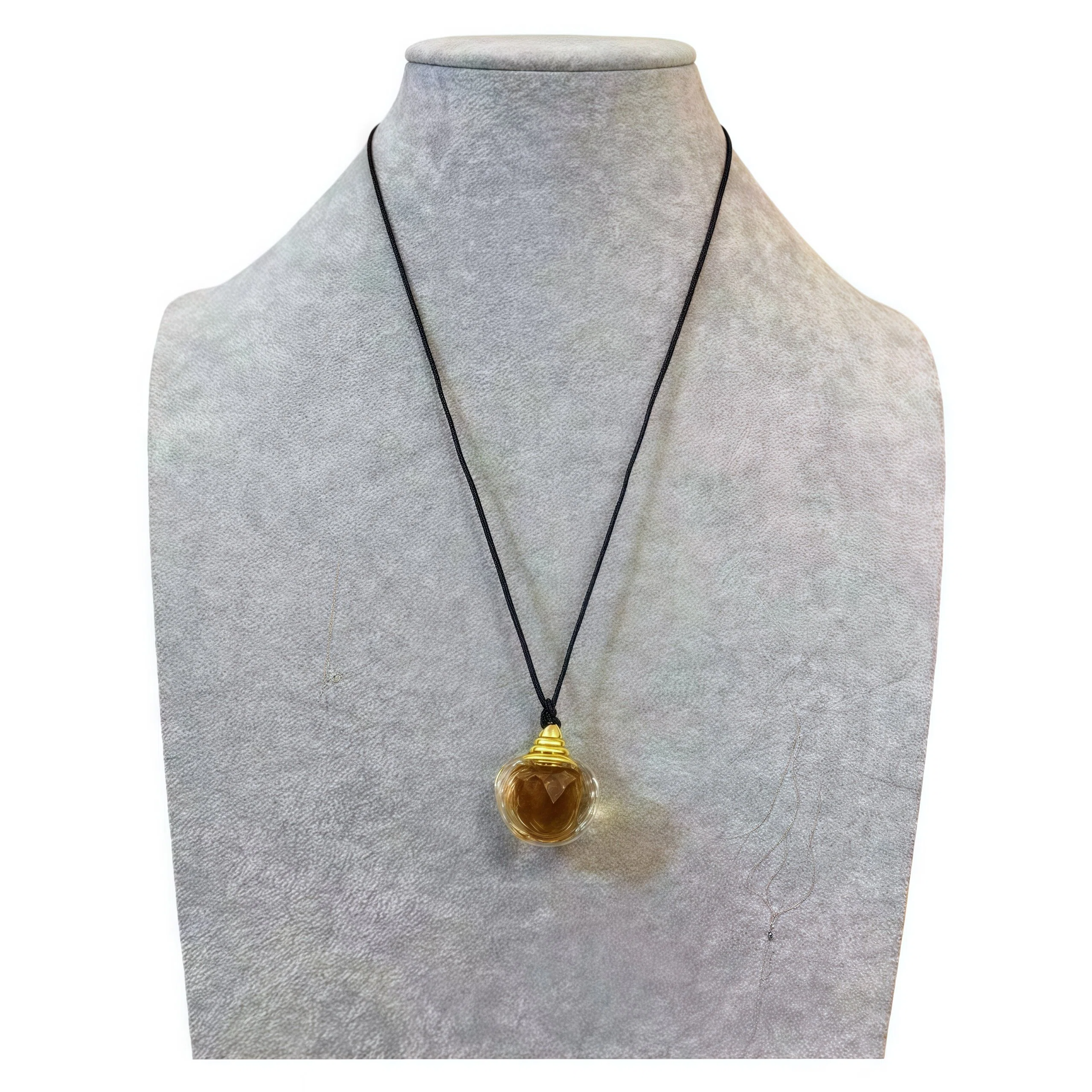 Natural Agarwood Qi Nan Essential Oil Aromatherapy Pendant | Refillable Scent Locket Necklace for Calm & Blessing